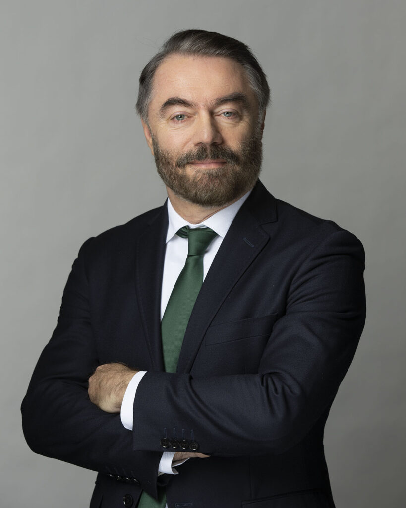 Mężczyzna w garniturze