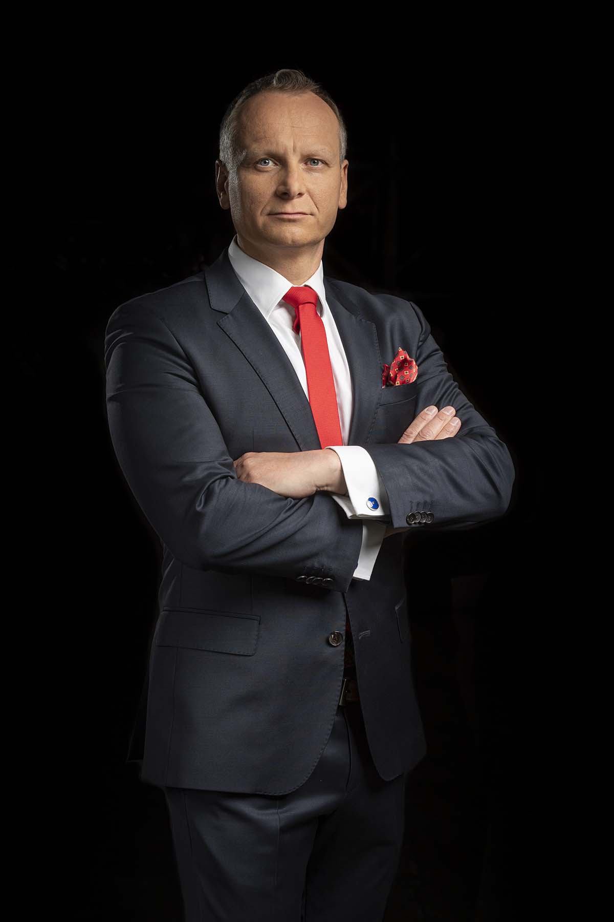 Mężczyzna w garniturze z czerwonym krawatem