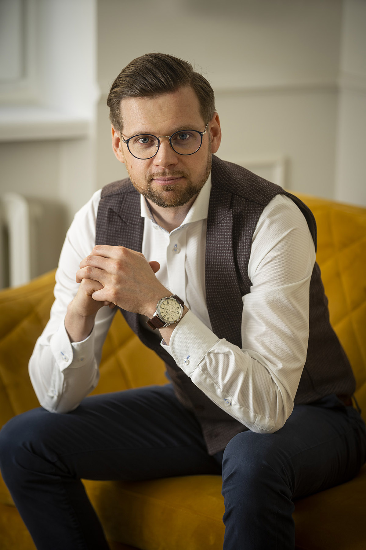 Siedzący mężczyzna w okularach