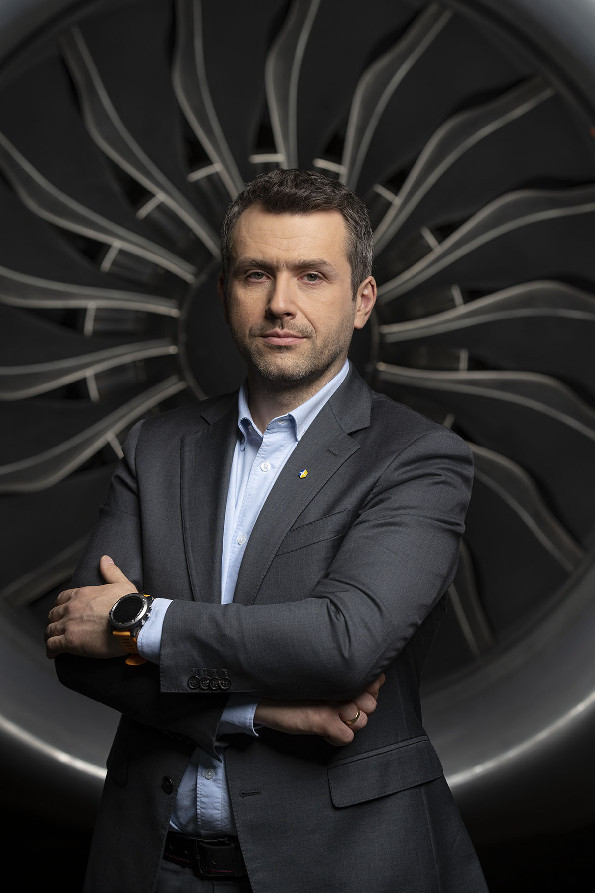 Mężczyzna w szarym garniturze