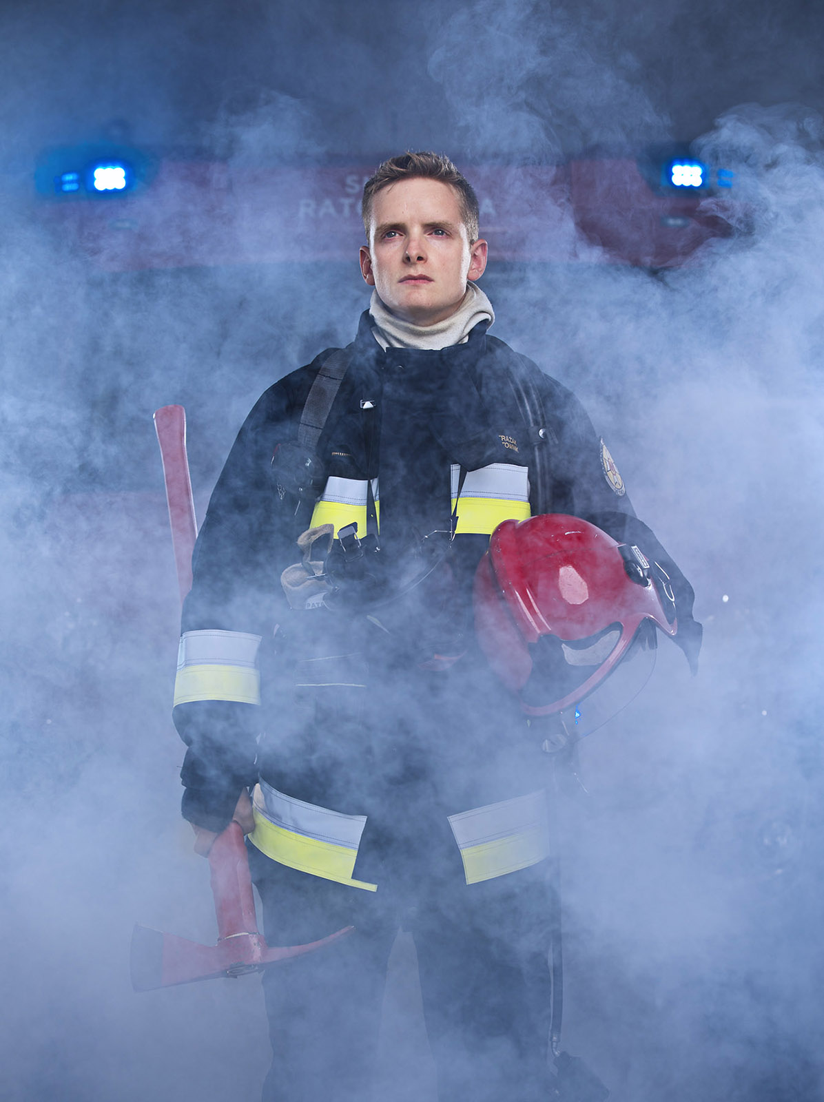 Portret strażaka w dymie