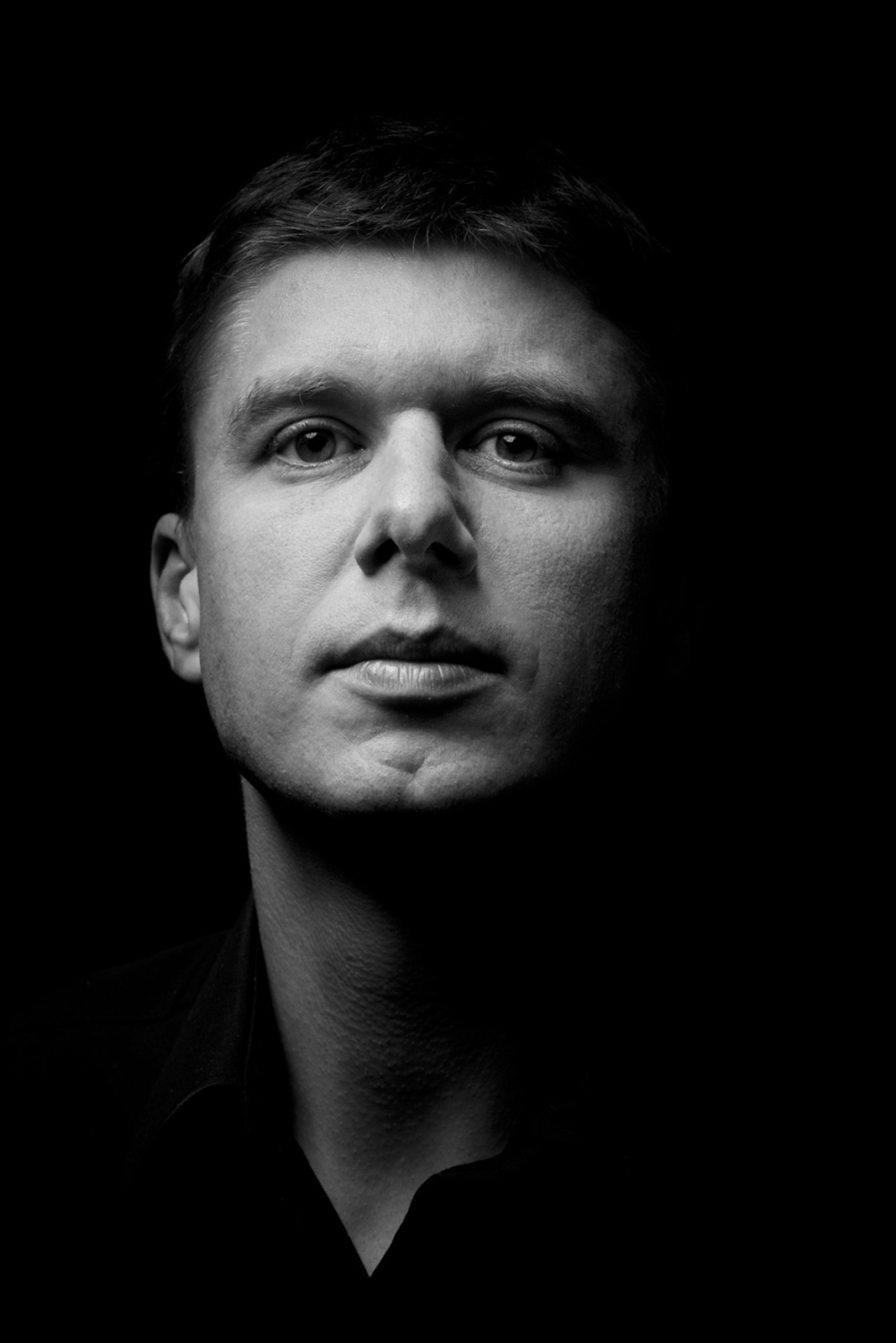 Portret czarno-biały mężczyzny