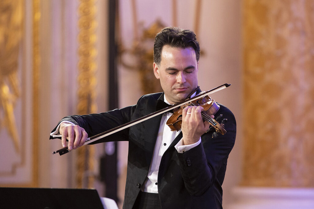 Mężczyzna grający na skrzypcach