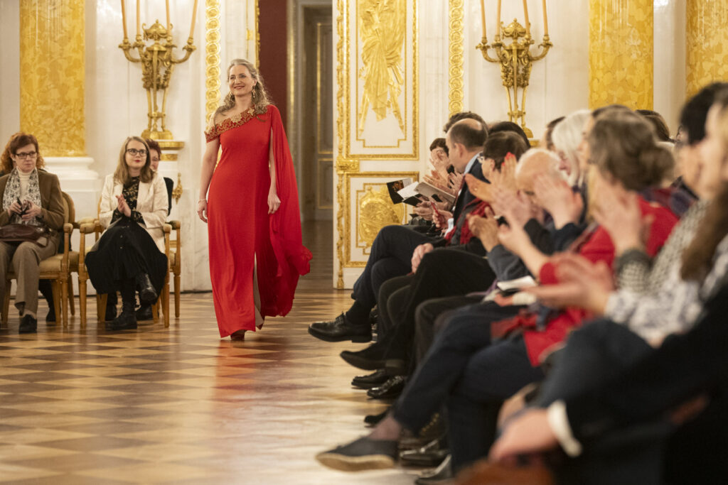 Kobieta w długiej czerwonej sukni