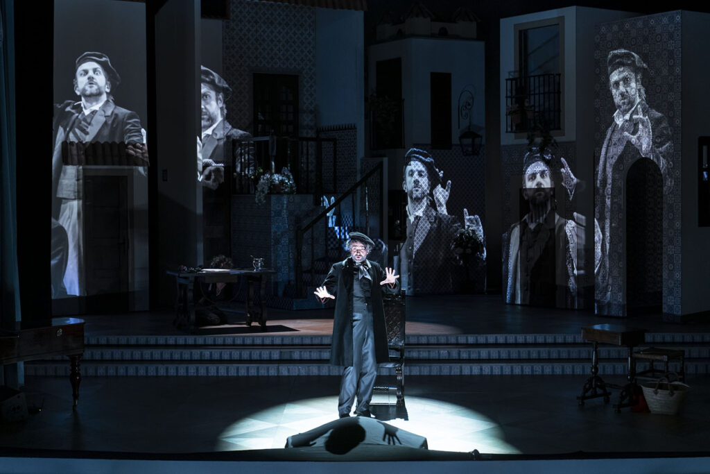 Mężczyzna na scenie w teatrze