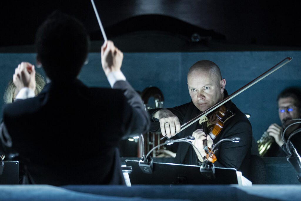 Mężczyzna grający na skrzypcach