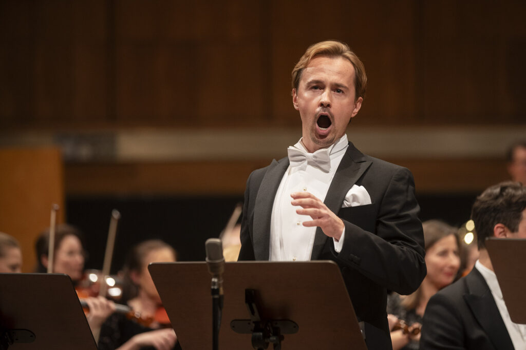 Mężczyzna śpiewający w operze